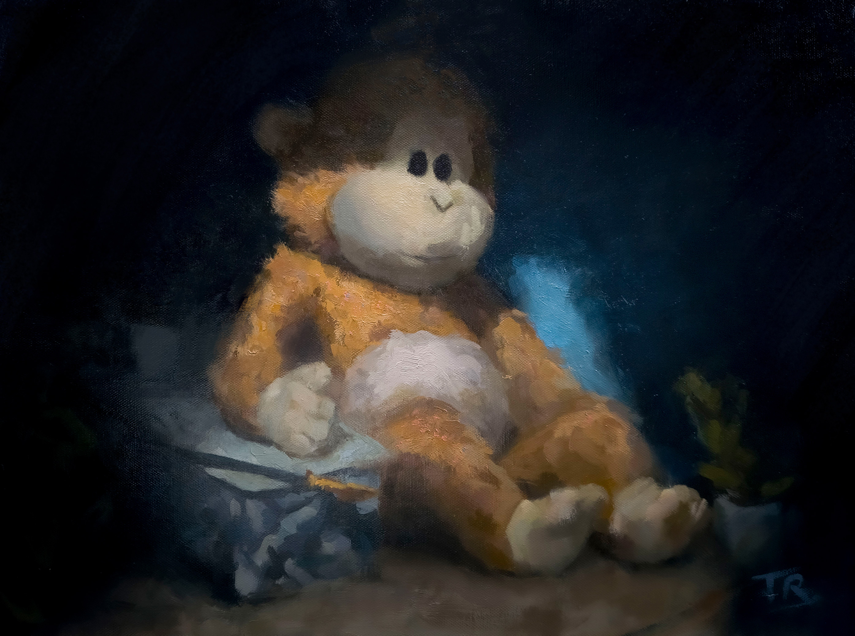 Tommy Roy. Nature morte d'un singe en peluche assis sous un éclairage dramatique.